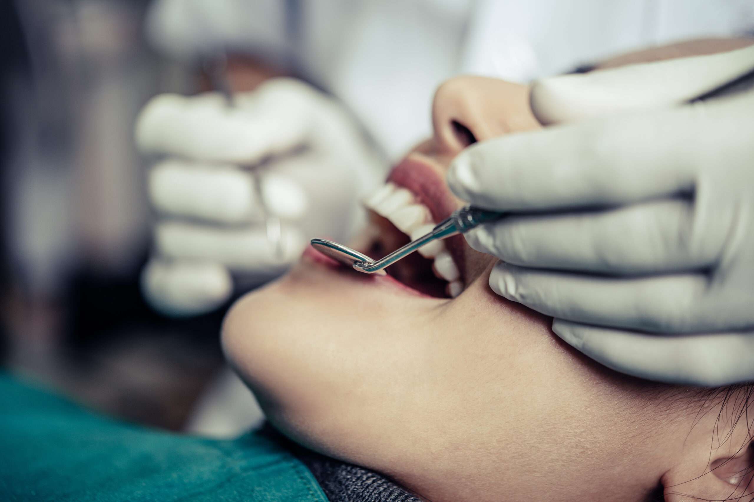 En Clínica Calvo de Mora somos expertos en apicectomía y cirugía periapical. La apicectomía preserva los dientes afectados por infecciones