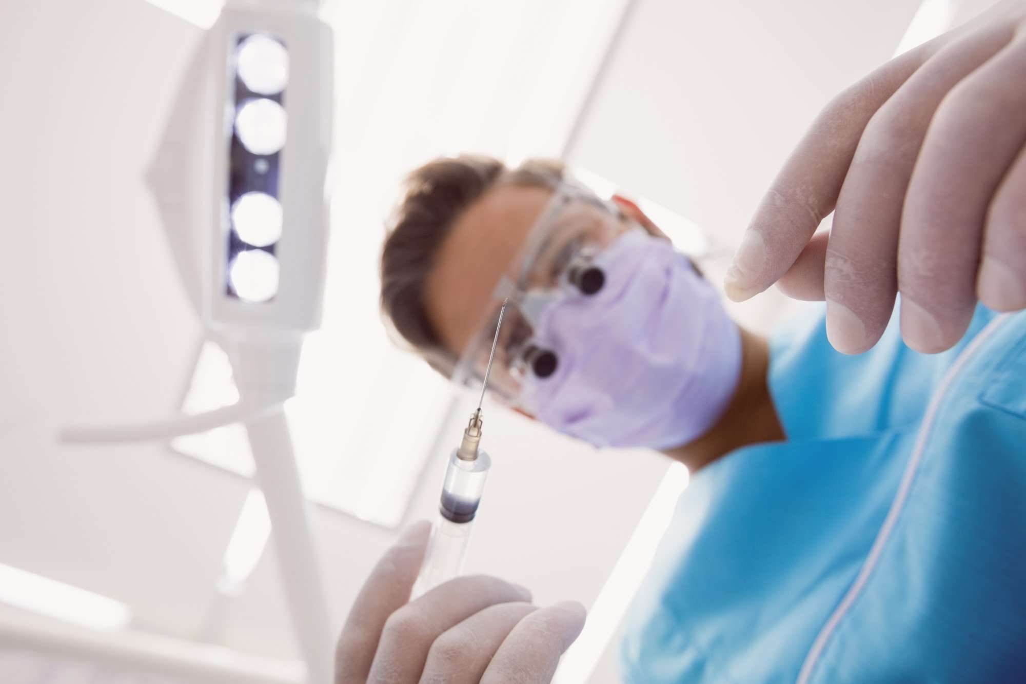 Endodoncista en Madrid, tratamiento cirugía periapical, apicectomía para salvar el diente natural antes de optar por una extracción