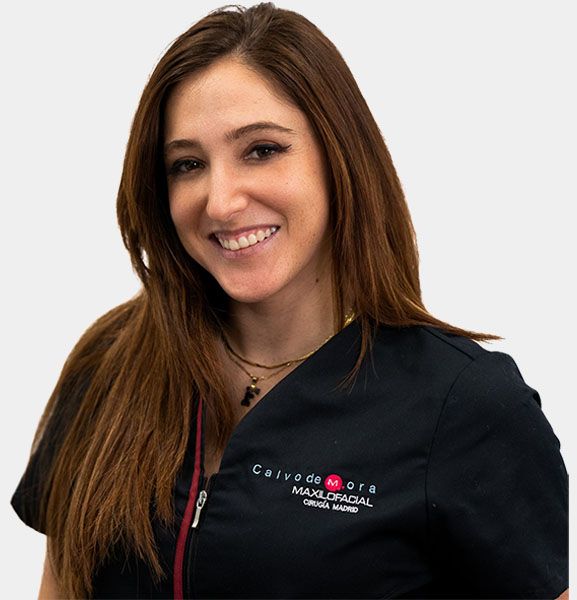 Doctora Flor, odontóloga especialista en estética dental y odontología conservadora de clínica maxilofacial calvo de mora en Madrid