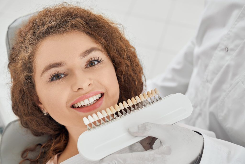 Clínica Maxilofacial Calvo de Mora, Madrid, estética dental, blanqueamiento de dientes, sonrisa perfecta y radiante, tratamiento dental