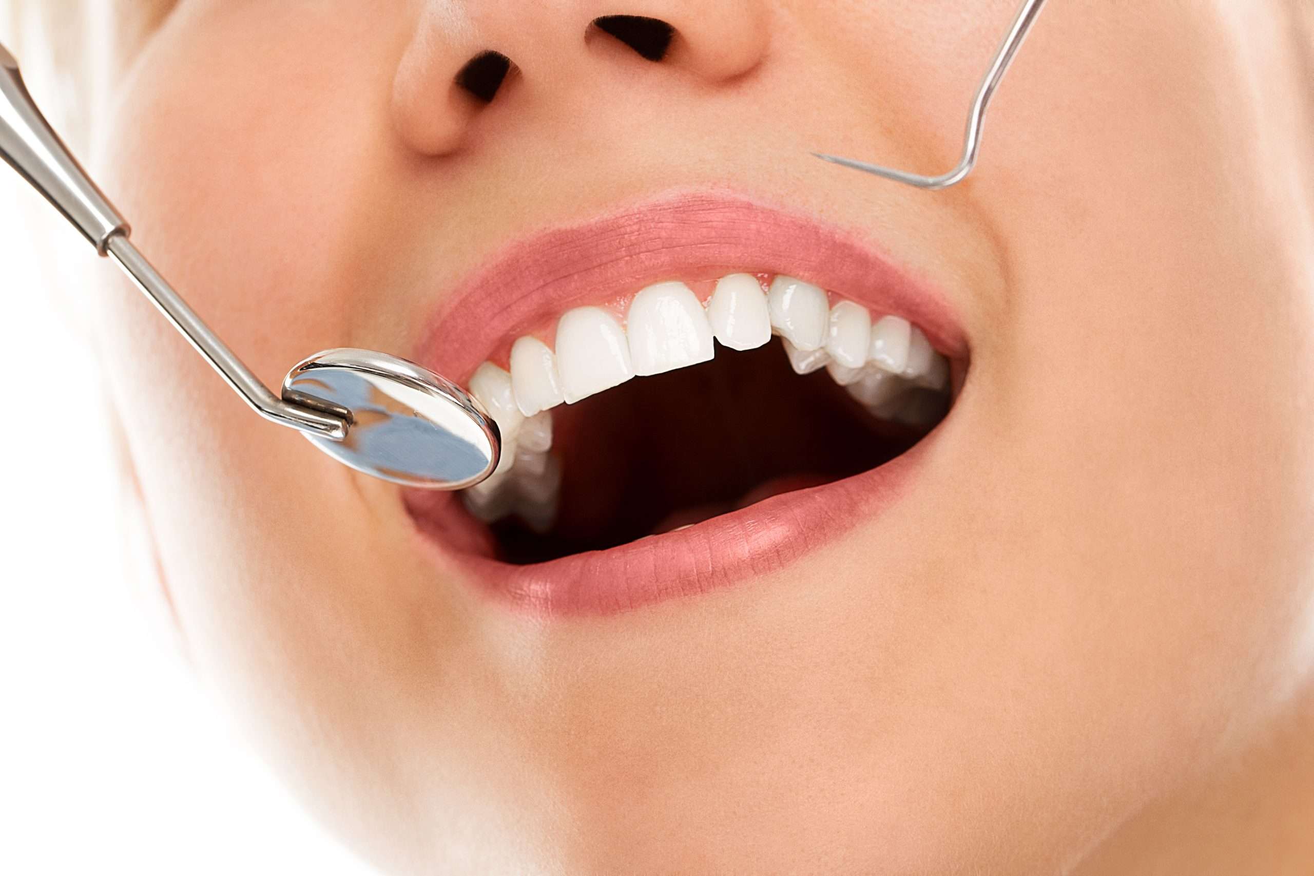 At a dentist with a smile elevación del seno maxilar, clínica maxilofacial Calvo de Mora Madrid, expertos seno maxilar, clínica Madrid, seno maxilar, reconstrucción ósea.