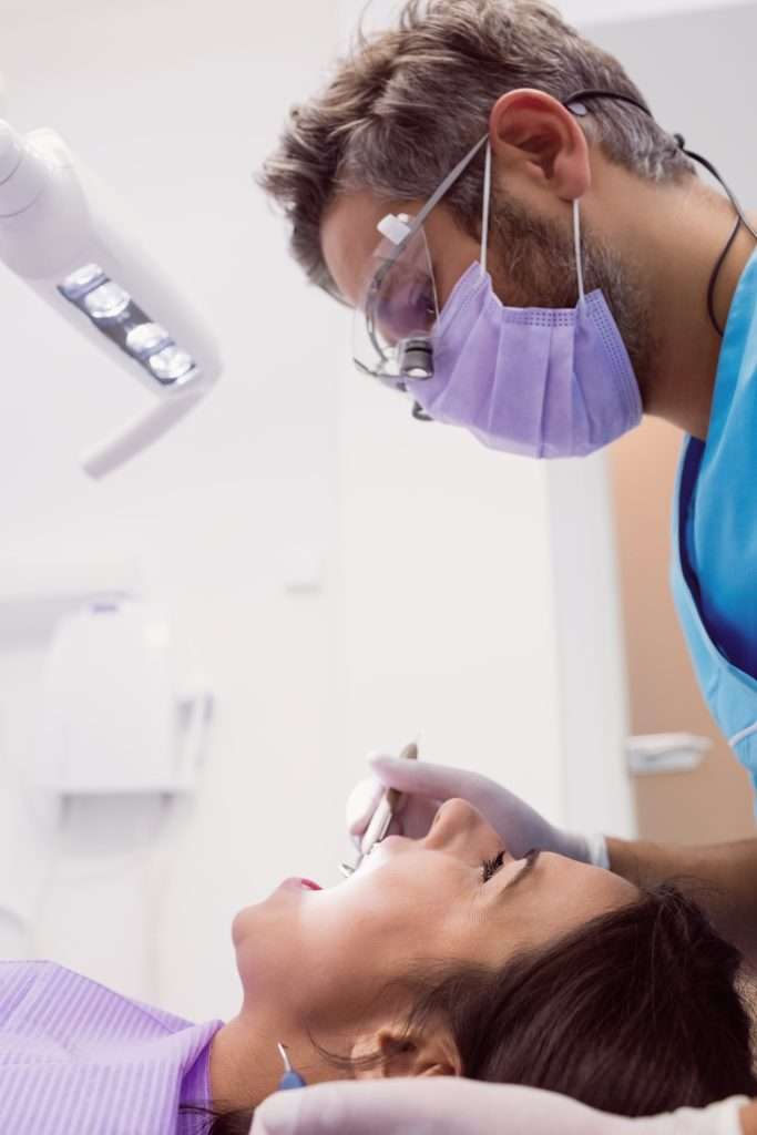 Dia mundial de la salud importancia acudir dentista revisiones anuales. mejor clínica dental. Medico cirujano Clínica maxilofacial Madrid.