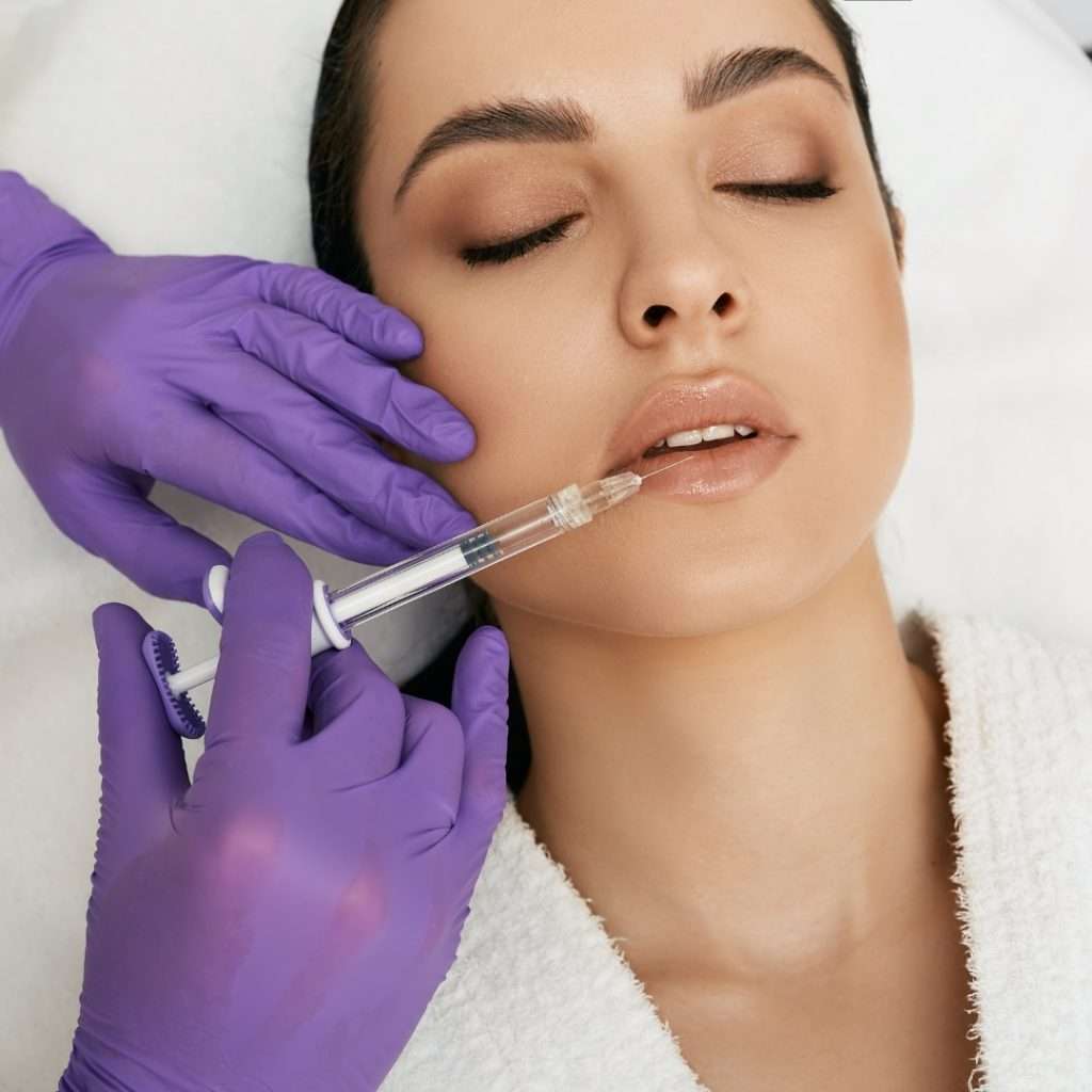 ácido hialurónico en labios, relleno y aumento de labios con vial. tratamiento de estética facial en clínica maxilofacial calvo de mora