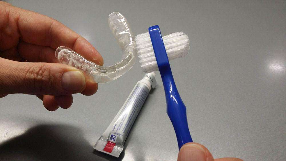 como limpiar una férula de descarga, beneficios de la ferula de descarga, cepillo para limpiar férula, cepillo para prótesis dentales