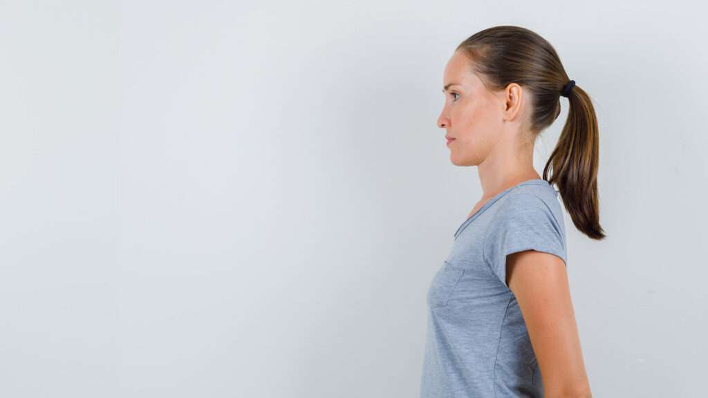 cómo influye tener la mandíbula desalineada en la postura del cuerpo, la cabeza, el cuello y la columna vertebral, ejercicios para la tensión mandibular