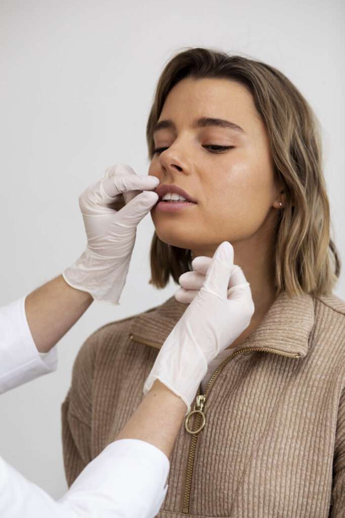 procedimiento de la queiloplastia, estudio del labio y planificación quirúrgica por un cirujano maxilofacial especializado