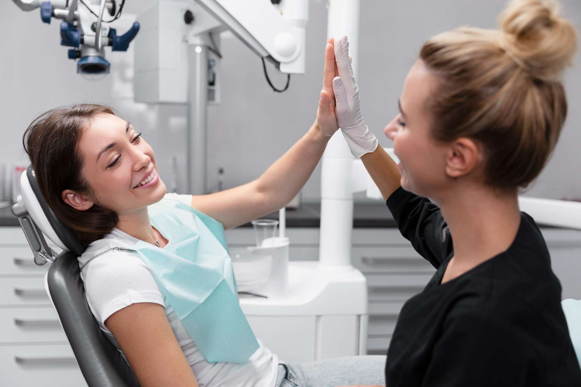 si los brackets se sueltan acude a la clínica calvo de mora, recolocamos el bracket con rapidez, tratamiento de ortodoncia con eficacia, dentistas madrid
