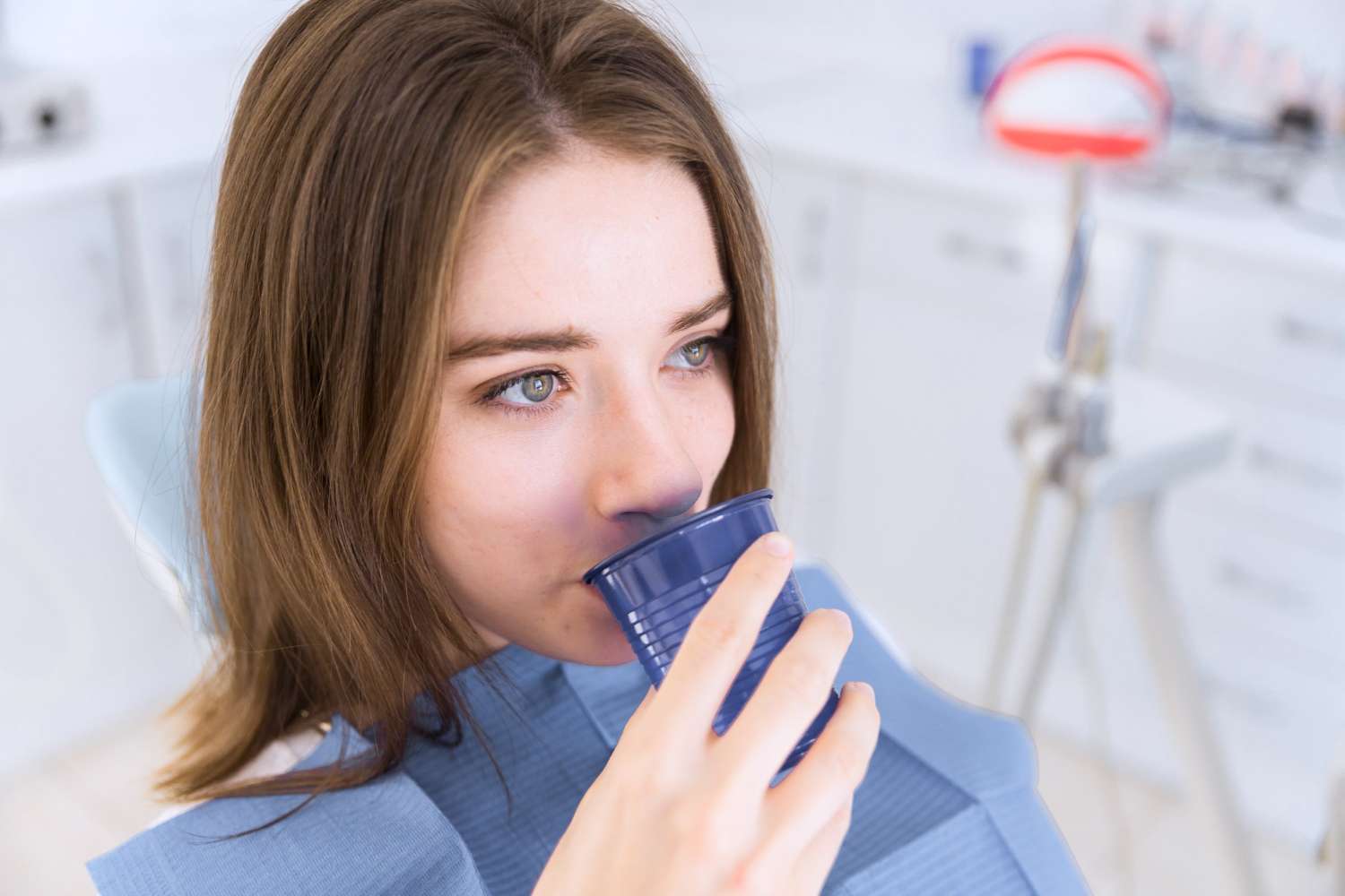 Paciente recibiendo tratamiento de flemón en clínica maxilofacial en Madrid
